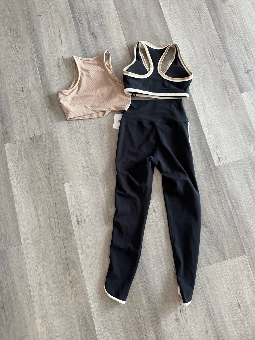 ❤️ Beach Riot Black Leggings, Sports Bra, and Crop Tank Set - Picture 2 of 6